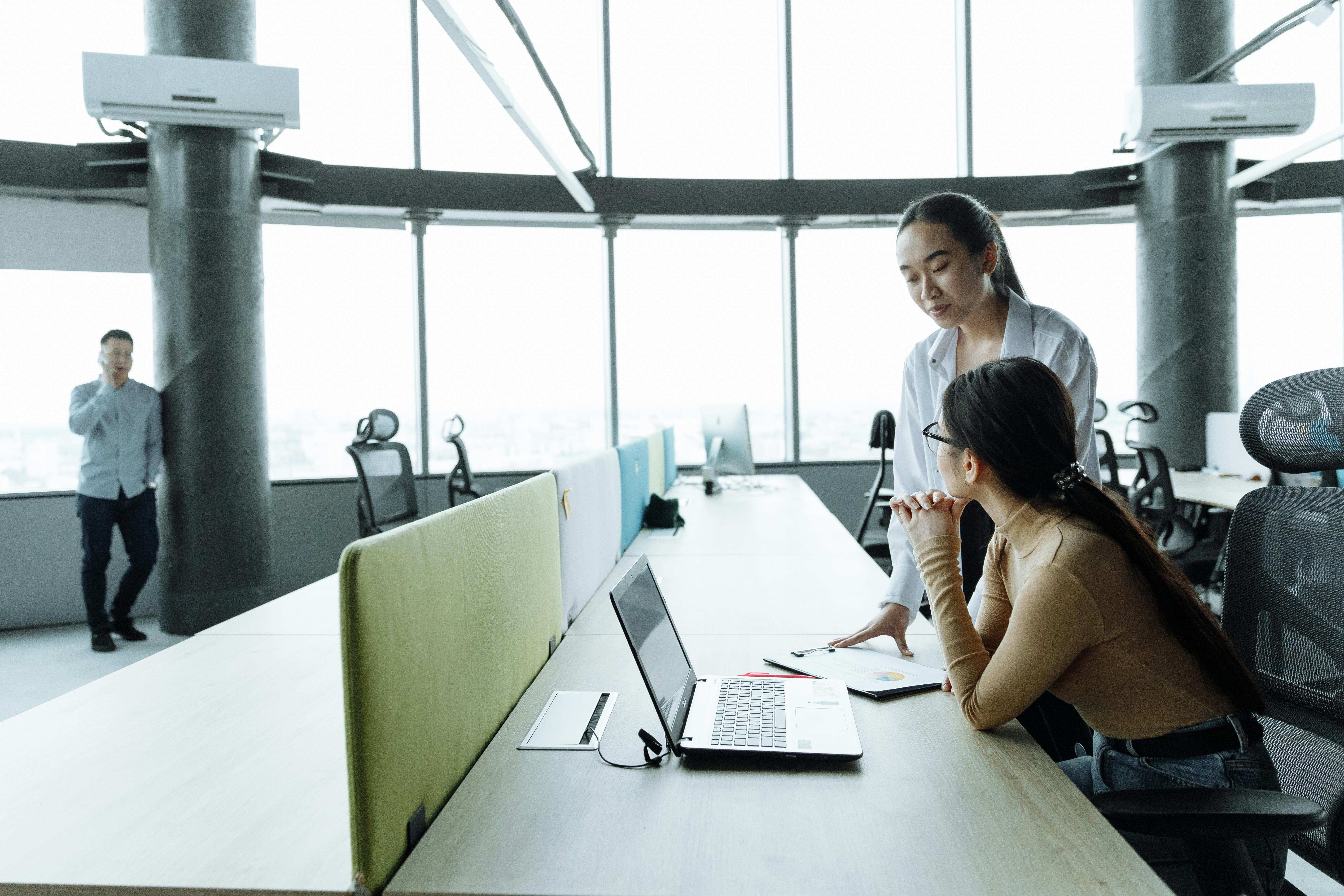 Calm man in glasses, rolls up his shirt sleeves and peers into the distance